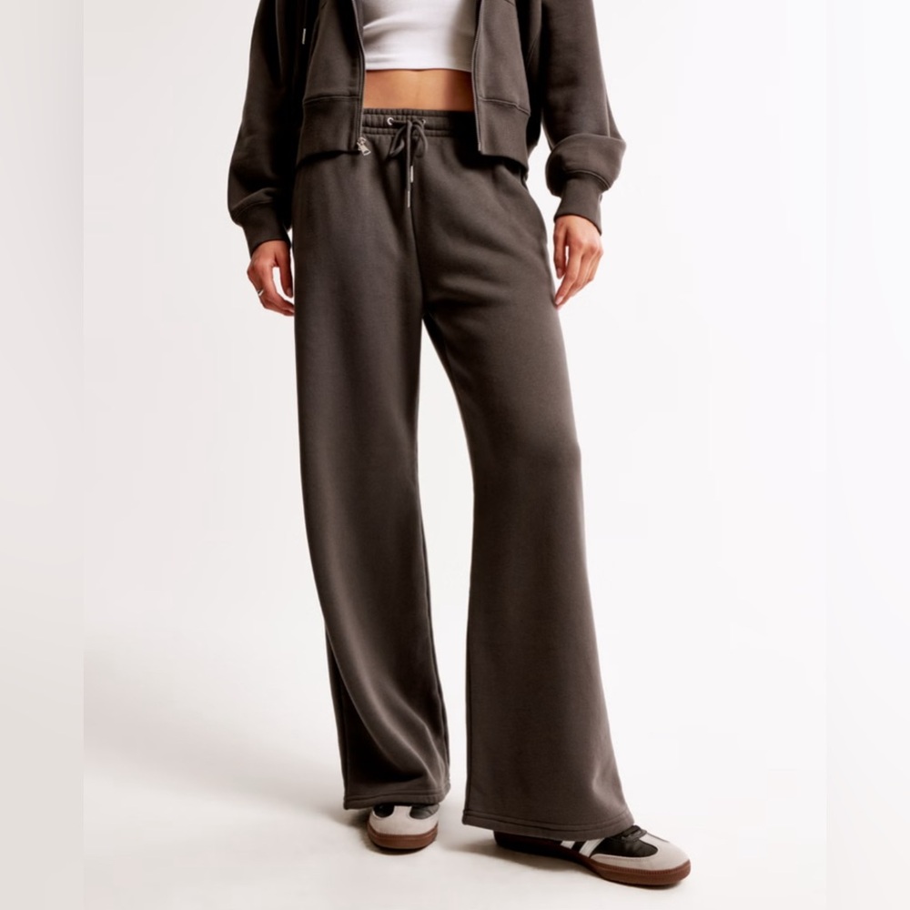 Abercrombie Essential Sunday Wide Leg Sweatpant Medium